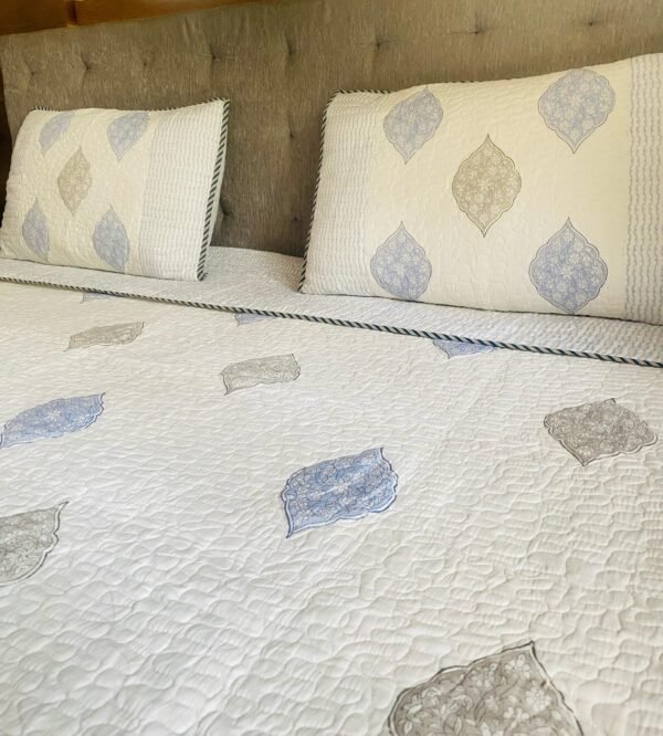 BLUE HAZE- Quilted bed sheet set - Image 2
