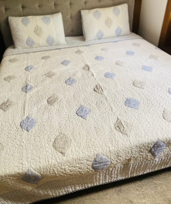 BLUE HAZE- Quilted bed sheet set - Image 3