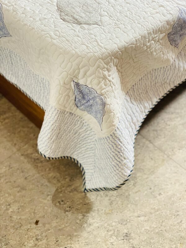 BLUE HAZE- Quilted bed sheet set - Image 4