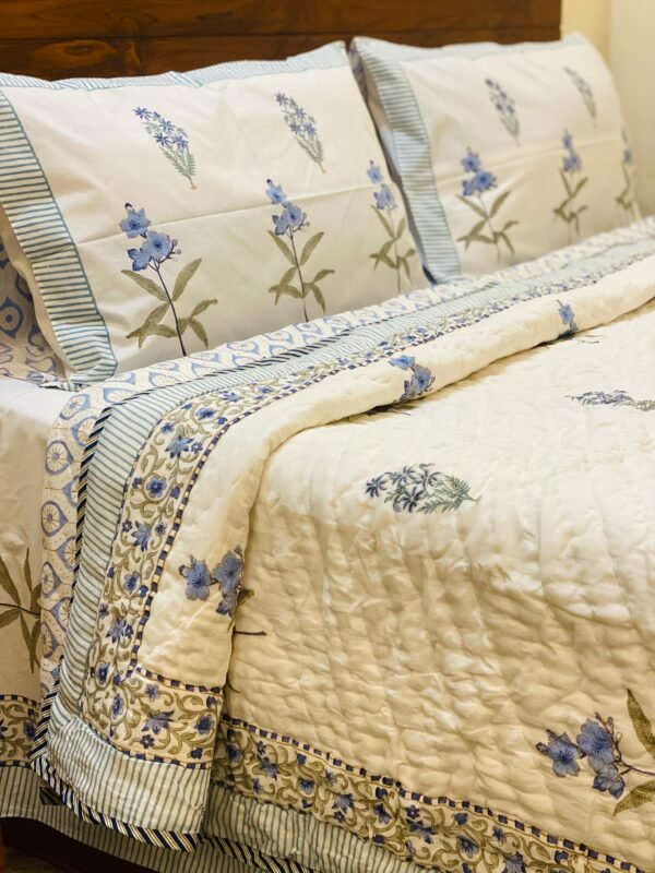 HIRA- Bed sheet and Quilt set