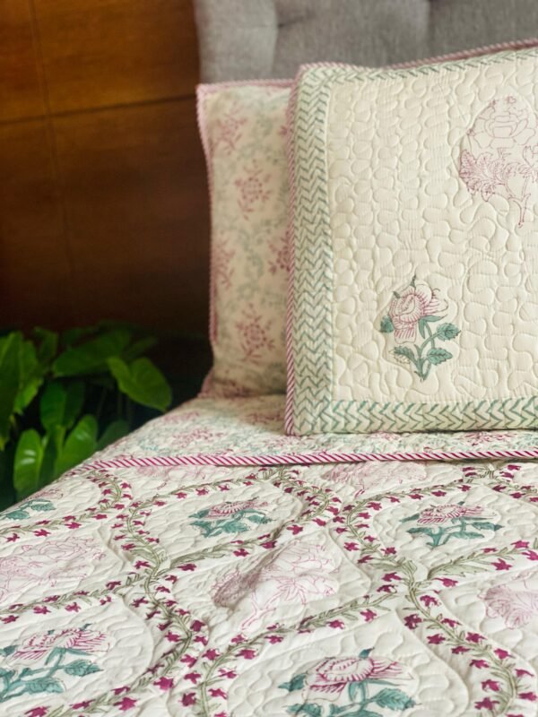 ROSE LUXE -Quilted Bed Sheet Set