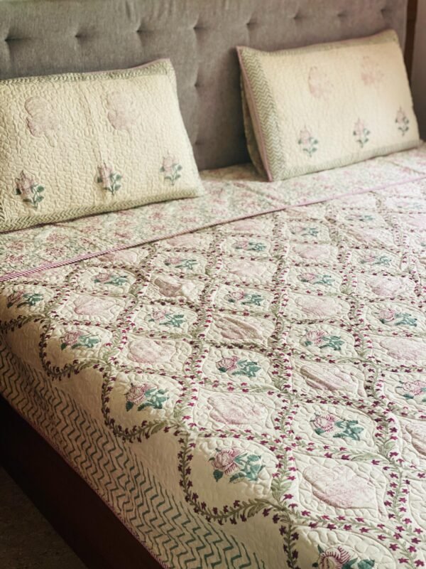 ROSE LUXE -Quilted Bed Sheet Set - Image 2