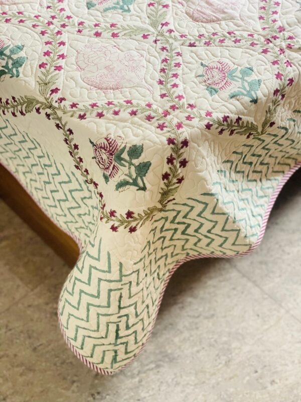 ROSE LUXE -Quilted Bed Sheet Set - Image 4